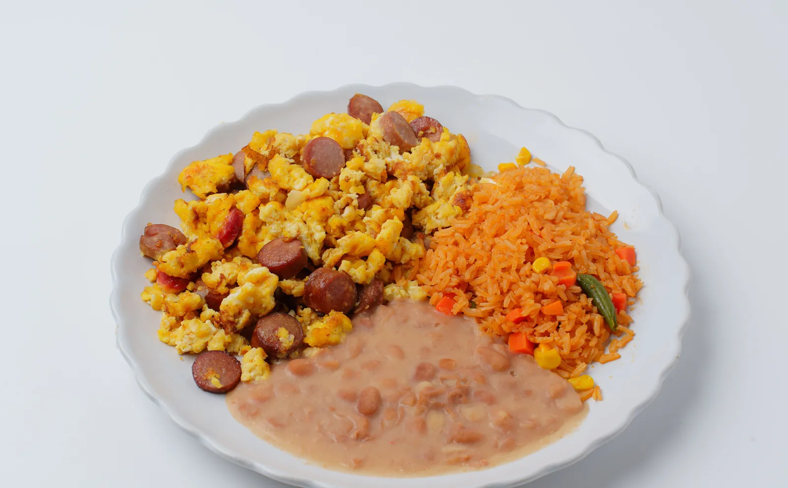 Huevos revueltos con salchicha, arroz rojo y frijoles